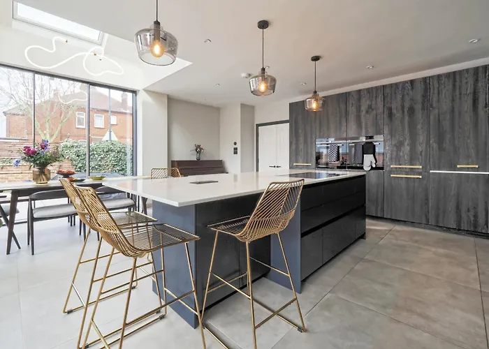 Modern Family Home With Garden And Parking In Kensal Green